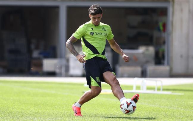 Javi López, en Zubieta durante el entrenamiento de este lunes. / REAL SOCIEDAD
