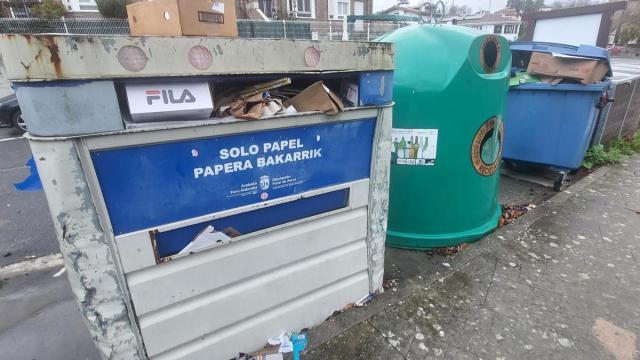 Contenedores de papel y cartón a rebosar en Artziniega