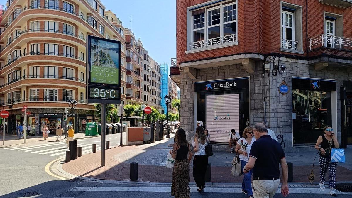 Termómetro marca 35 grados en Bilbao.