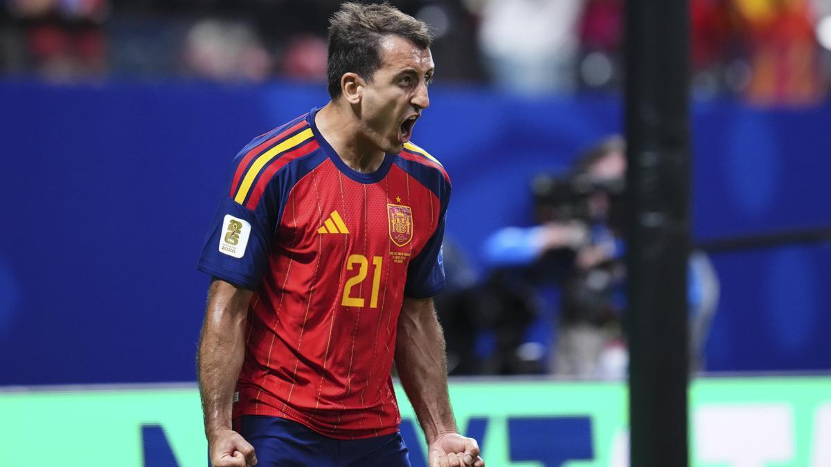 Mikel Oyarzabal celebra el primero de los dos goles que marcó ante Arabia Saudí