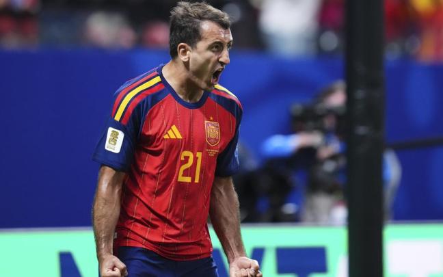 Mikel Oyarzabal celebra el primero de los dos goles que marcó ante Arabia Saudí