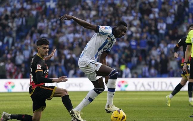 Sadiq controla un balón ante el Rayo. / RUBEN PLAZA