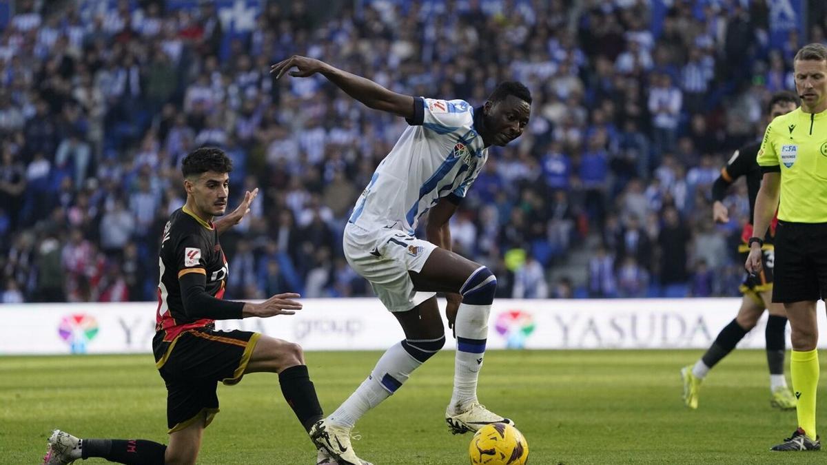 Sadiq controla un balón. / RUBEN PLAZA