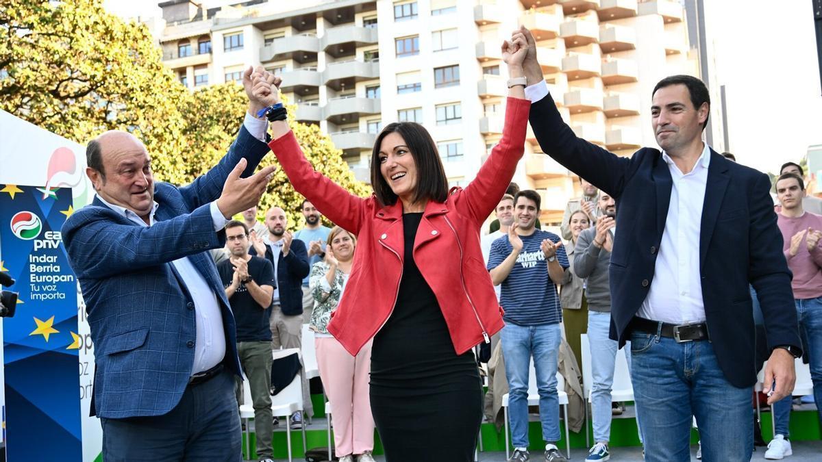 Ortuzar junto a Agirregoitia y Pradales en el mitin en Santurtzi.