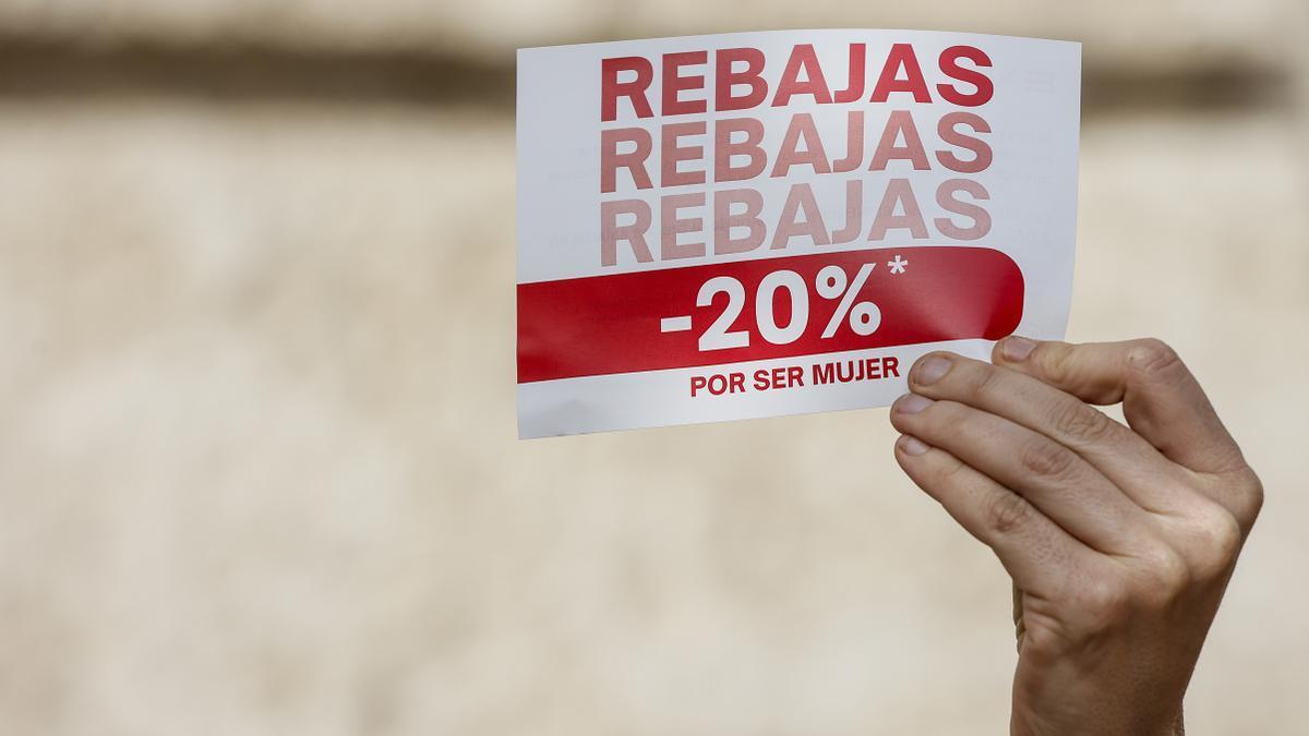 Un cartel de protesta contra la brecha salarial entre hombres y mujeres, en una manifestación en Valencia el año pasado.