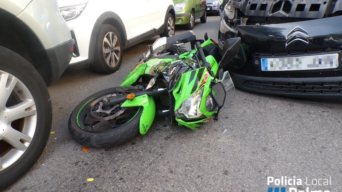 Una moto tirada en el suelo tras un accidente de tráfico.