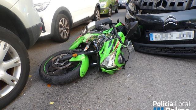 Una moto tirada en el suelo tras un accidente de tráfico.