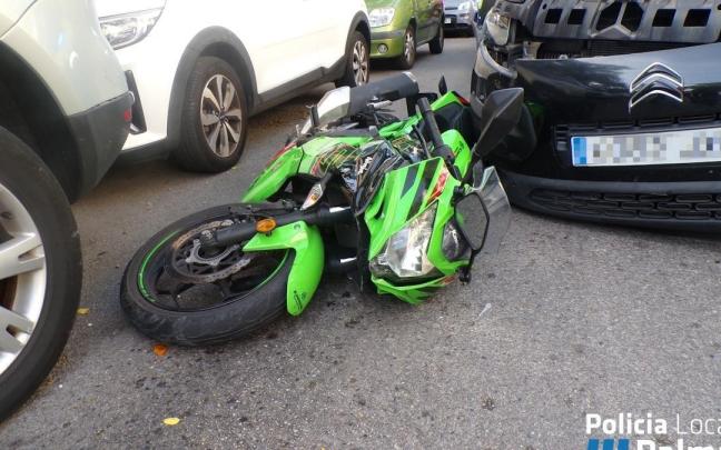 Una moto tirada en el suelo tras un accidente de tráfico.