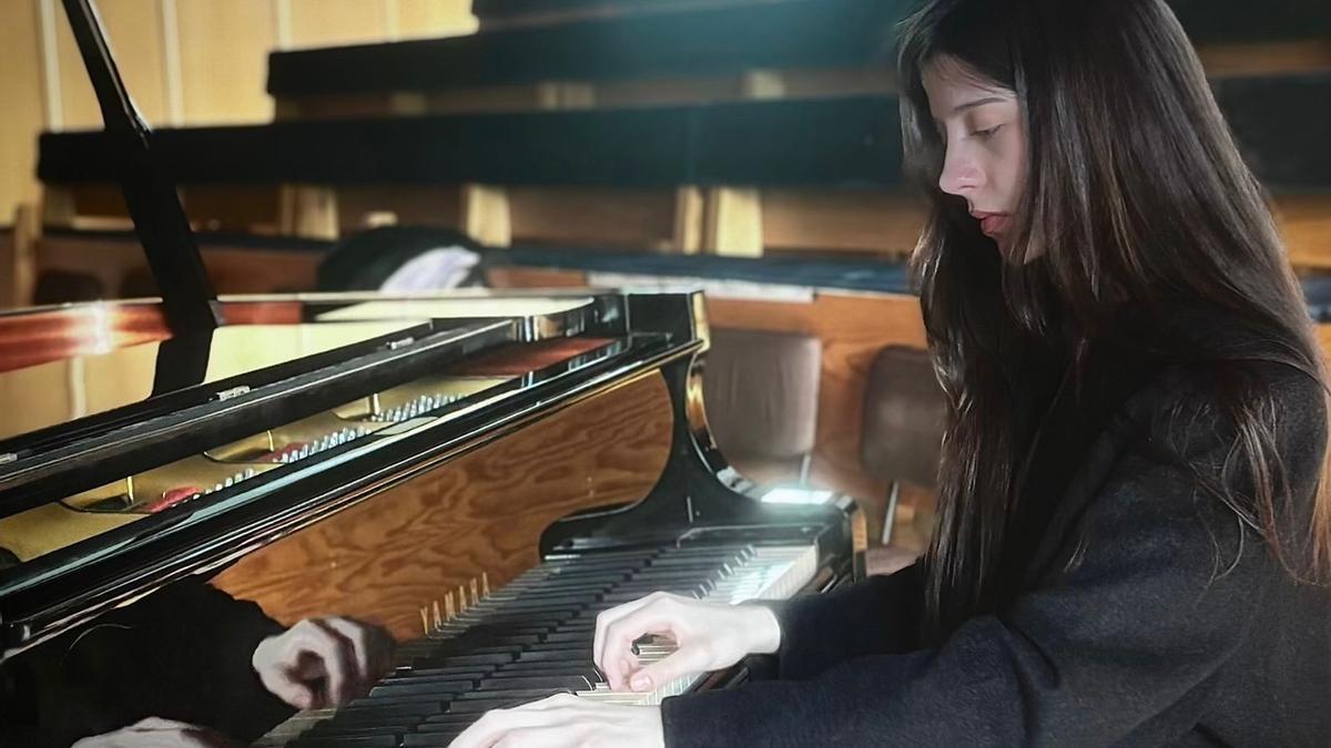 Anastasia Guramishvili al piano.