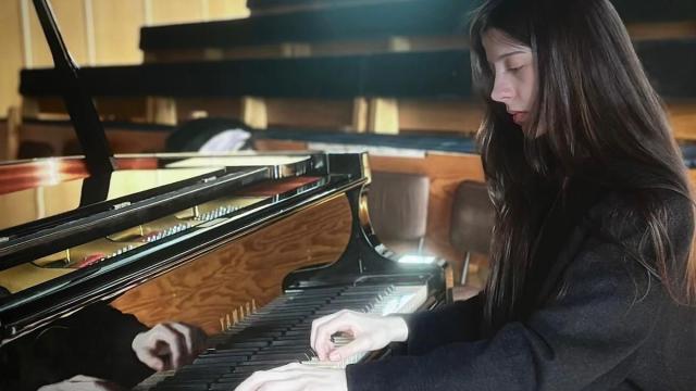Anastasia Guramishvili al piano.