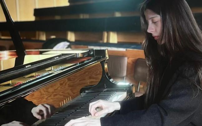 Anastasia Guramishvili al piano.