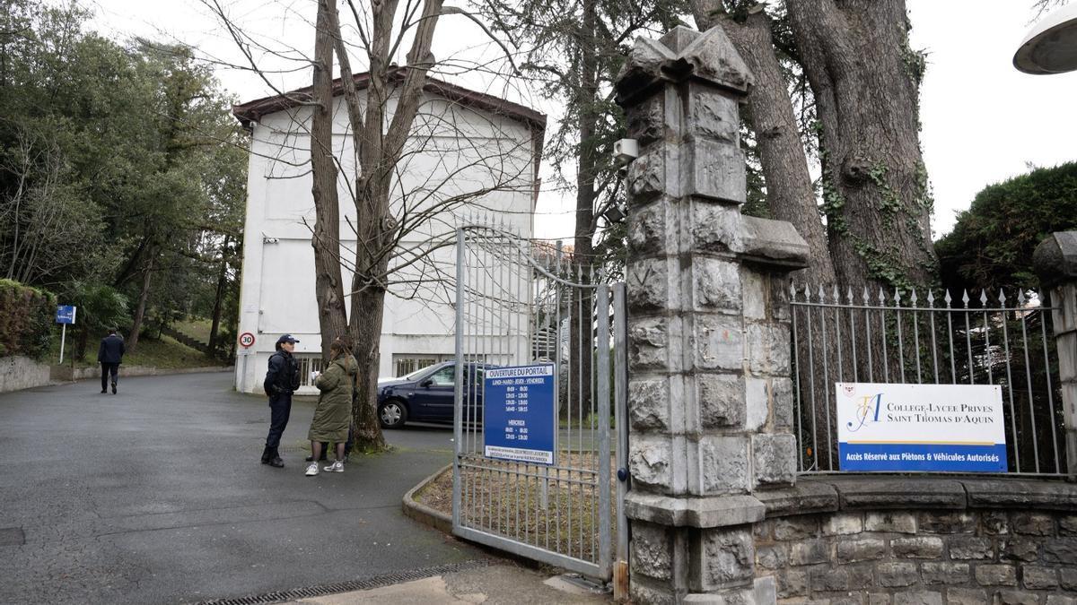 La entrada del colegio en el que ocurrió el asesinato.