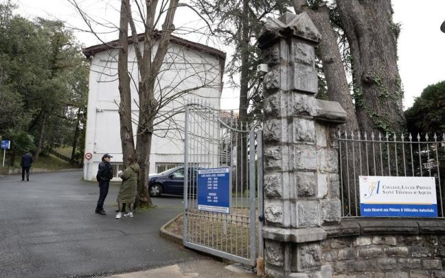 La entrada del colegio en el que ocurrió el asesinato.