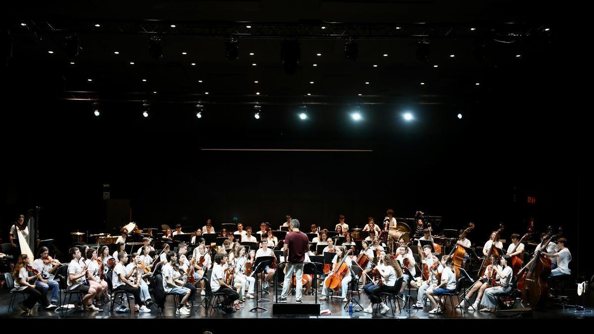 Foto de la Euskadiko Gazte Orkestra (EGO) en uno de los ensayos realizados antes de comenzar su gira.