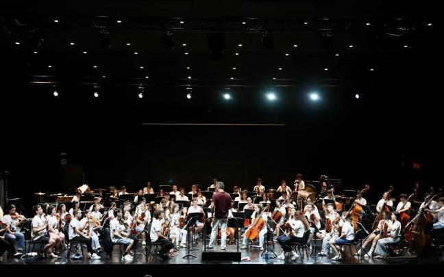 Foto de la Euskadiko Gazte Orkestra (EGO) en uno de los ensayos realizados antes de comenzar su gira. / N.G. Foto de la Euskadiko Gazte Orkestra (EGO) en uno de los ensayos realizados antes de comenzar su gira.