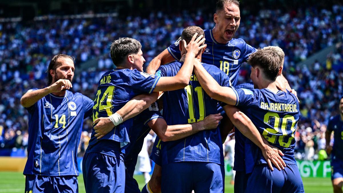 Los jugadores de Bosnia y Herzegovina celebran uno de los tantos ante Catar.