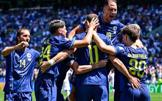 Los jugadores de Bosnia y Herzegovina celebran uno de los tantos ante Catar.