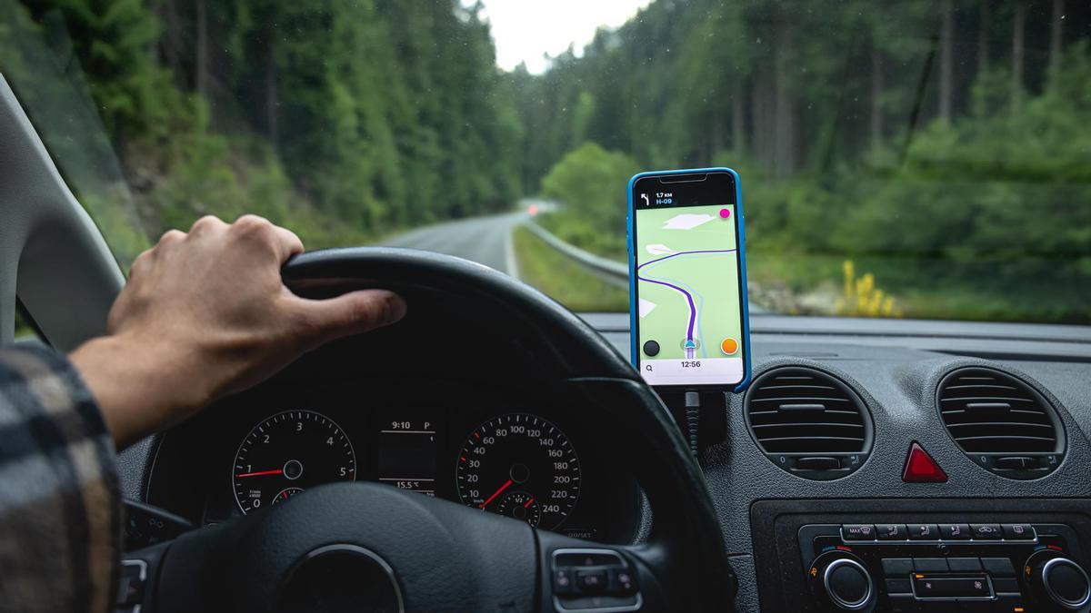 Un conductor lleva activado el Waze durnate un viaje por una carretera de montaña.