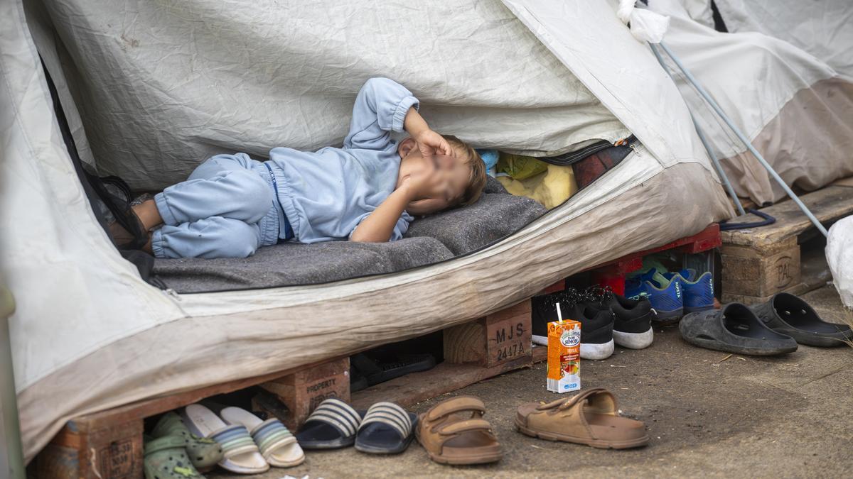 Imagen de archivo de un menor en un campamento de Ceuta.