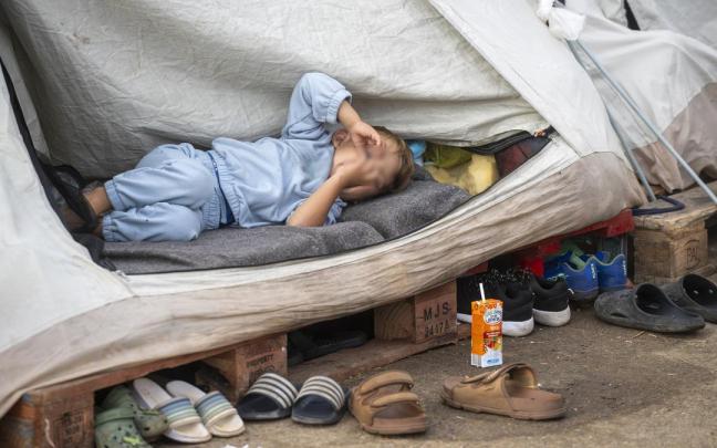 Imagen de archivo de un menor en un campamento de Ceuta.