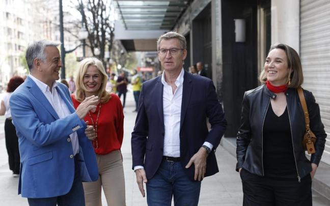 El líder del PP, Alberto Núñez Feijoo, y la secretaria general de la formación, Cuca gamarra, respaldan en Bilbao al candidato del PP a lehendakari, Javier de Andrés. / EFE El líder del PP, Alberto Núñez Feijoo, y la secretaria general de la formación, Cuca gamarra, respaldan en Bilbao al candidato del PP a lehendakari, Javier de Andrés.