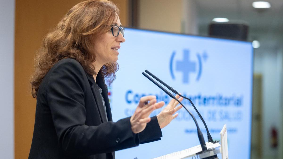 La ministra española de Sanidad, Mónica García, la lía al comparar los sueldos de médicos y ministros