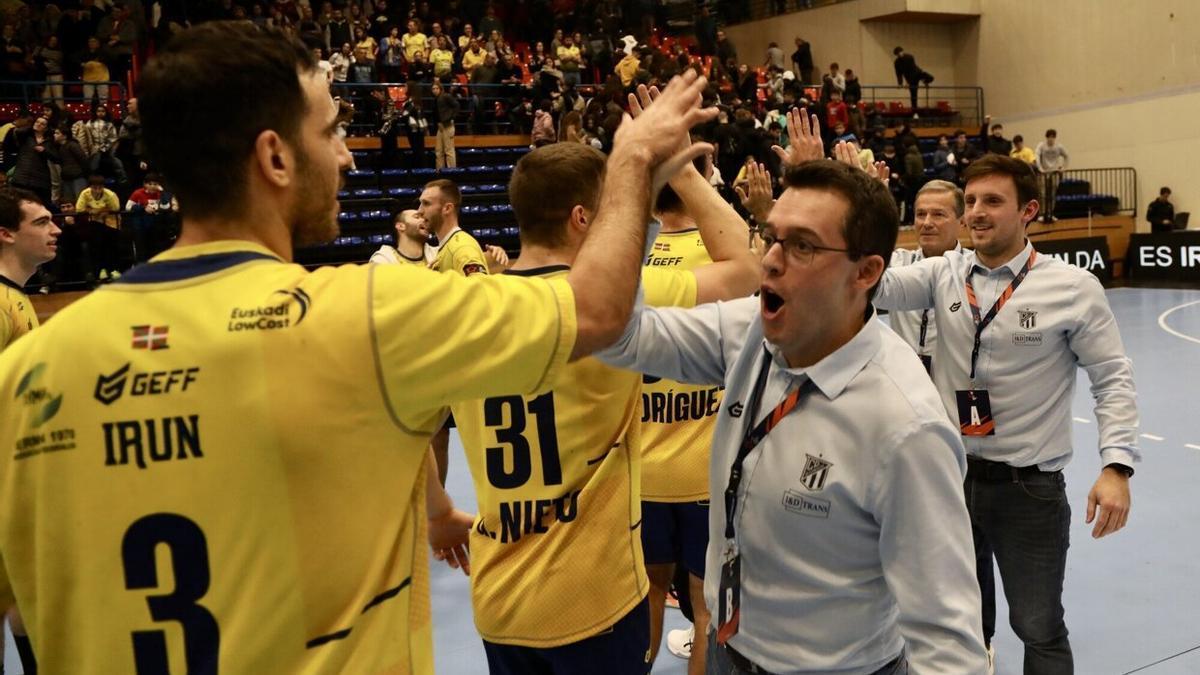 Los jugadores y el cuerpo técnico bidasotarra celebran uno de los triunfos europeos en Artaleku.