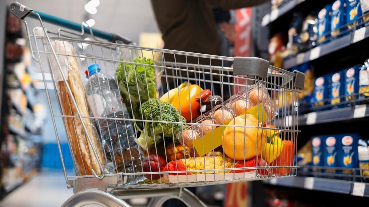 Carro de la compra con alimentos básicos.