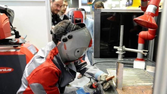 Un soldador en la Bienal de Máquina Herramienta.