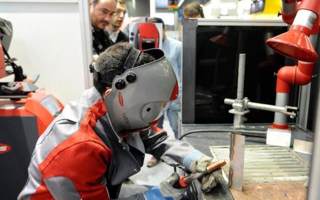 Un soldador en la Bienal de Máquina Herramienta.