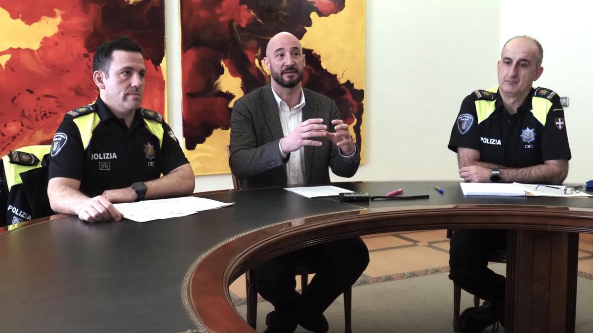 Julen Saldias, Jon Iraola y Guillermo Argente, actual responsable de la jefatura, en una comparecencia antes los medios el pasado año.