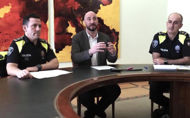 Julen Saldias, Jon Iraola y Guillermo Argente, actual responsable de la jefatura, en una comparecencia antes los medios el pasado año.