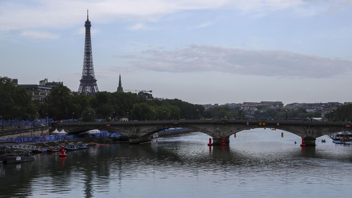 El río Sena, con la Torre Eiffel de fondo, durante los Juegos Olímpicos.