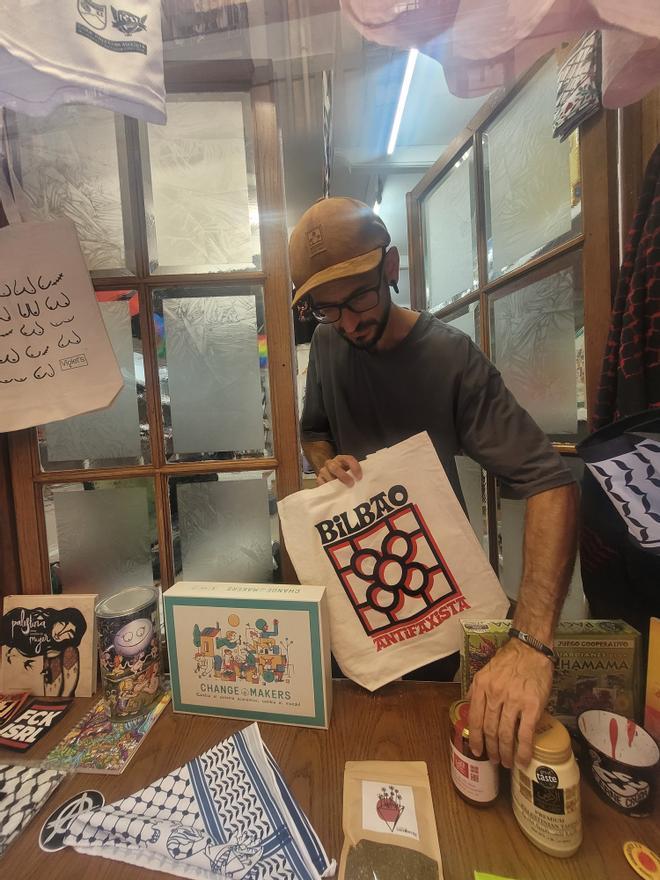 La Tienda Comprometida se encuentra en la calle Somera de Bilbao.