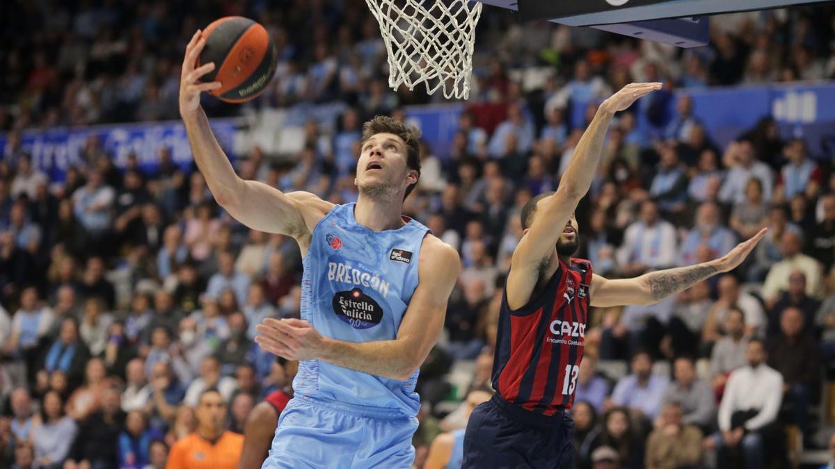 Happ anota a aro pasado en presencia de Thompson, durante el partido entre el Breogán y el Baskonia en el Pazo provincial dos Deportes