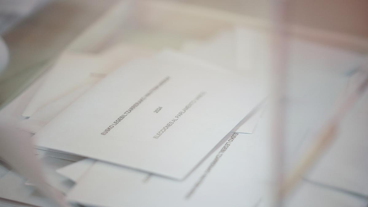 Una urna con votos en un colegio electoral.