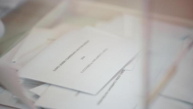 Una urna con votos en un colegio electoral.