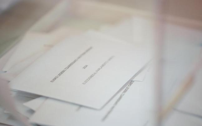 Una urna con votos en un colegio electoral.