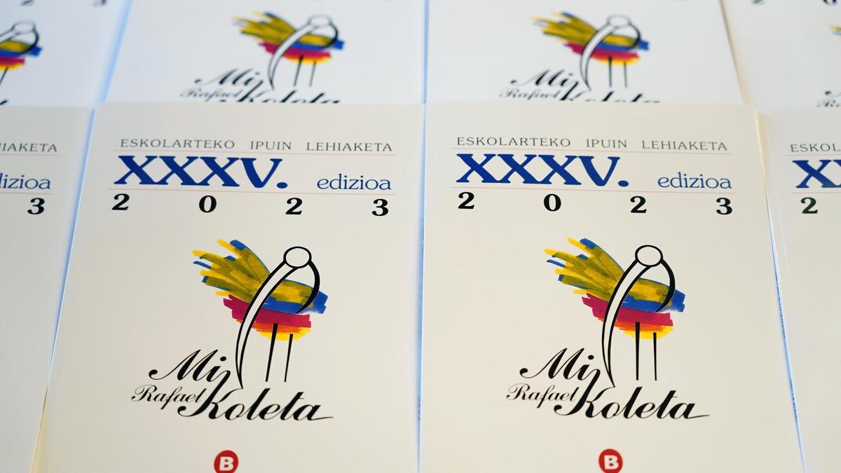 Ejemplares con los cuentos firmados por los alumnos de la villa en esta edición.