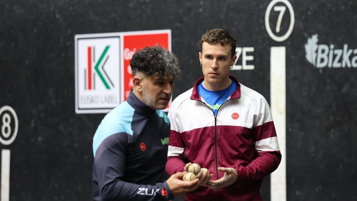 Jokin Altuna e Iñaki Artola eligen material para la final del Manomanista en el frontón Bizkaia de Bilbao.