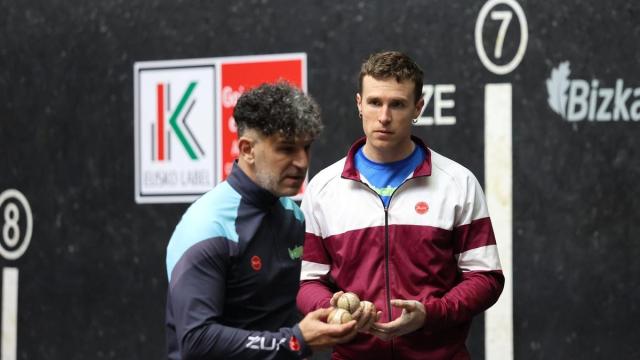 Jokin Altuna e Iñaki Artola eligen material para la final del Manomanista en el frontón Bizkaia de Bilbao. / Pankra Nieto Jokin Altuna e Iñaki Artola eligen material para la final del Manomanista en el frontón Bizkaia de Bilbao.