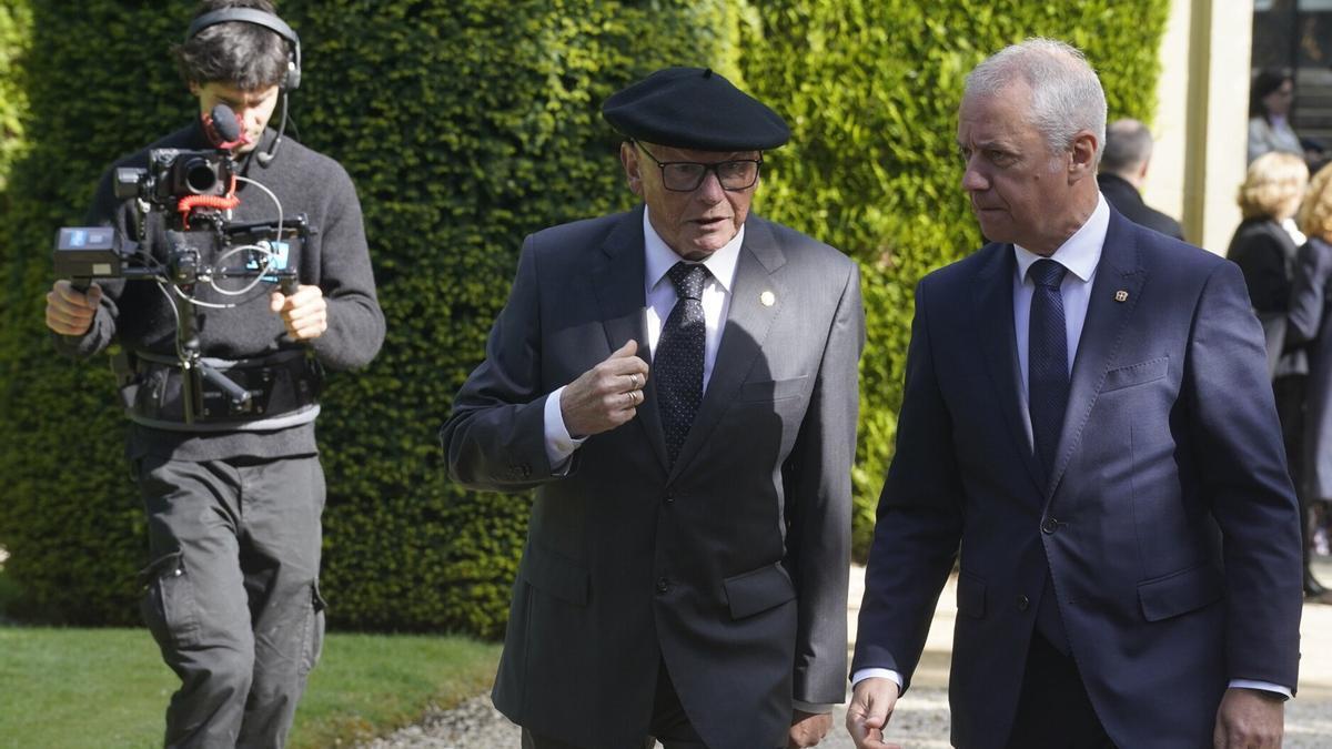 Ibarretxe y Urkullu han visitado la capilla ardiente de Garaikoetxea instalada en el Palacio de Ajuria Enea.