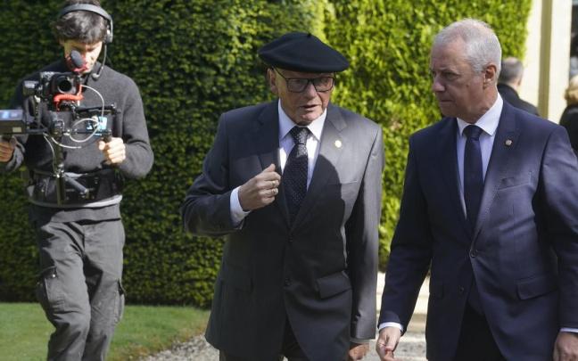 Ibarretxe y Urkullu han visitado la capilla ardiente de Garaikoetxea instalada en el Palacio de Ajuria Enea.