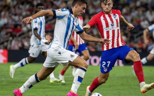 Jon Karrikaburu disputa un balón con el chipriota Ilias Kostis en el amistoso de Monterrey. / MIGUEL SIERRA