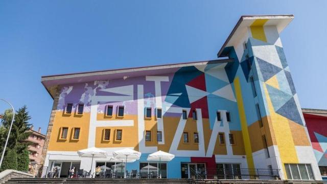 El bar-cafetería de Eltzia se encuentra en la planta baja. En la imagen, la terraza durante una anterior apertura.