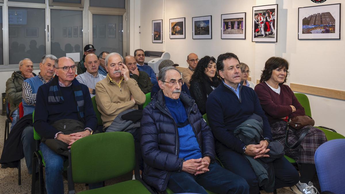 El alcalde, Asier Iragorri, y la concejala de Cultura, maría Larrinaga, en su visita a la asociación