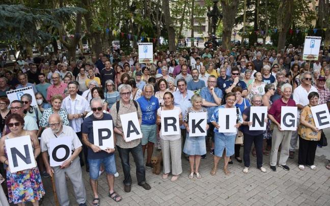Imagen de archivo de una de las concentraciones en la Plaza de la Cruz contra el proyecto del parking. Foto: Iñaki Porto Imagen de archivo de una de las concentraciones en la Plaza de la Cruz contra el proyecto del parking. Foto: Iñaki Porto