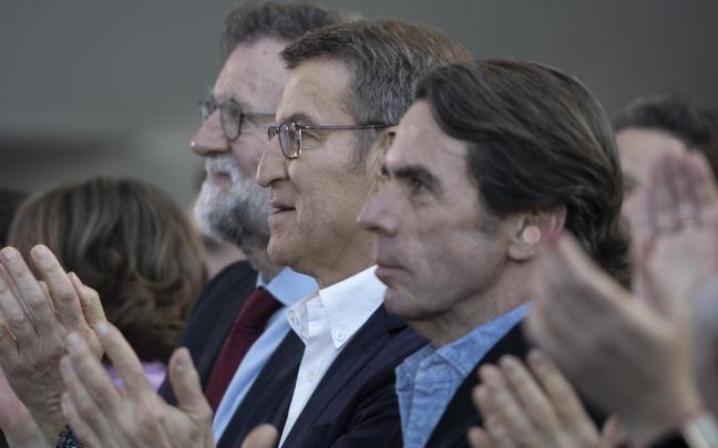 Aznar, junto a Feijóo y Rajoy en una imagen de archivo. Aznar, junto a Feijóo y Rajoy en una imagen de archivo.