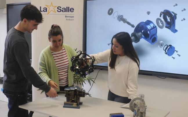 Amaia, con camiseta de rayas, junto a dos alumnos del centro La Salle Berrozpe.
