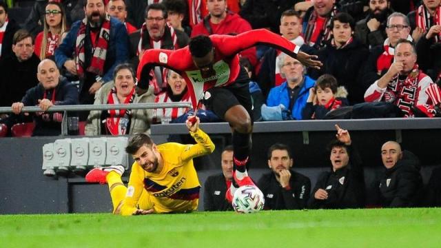 Iñaki Williams es agarrado por Piqué en un duelo ante el Barcelona en San Mamés / DEIA
